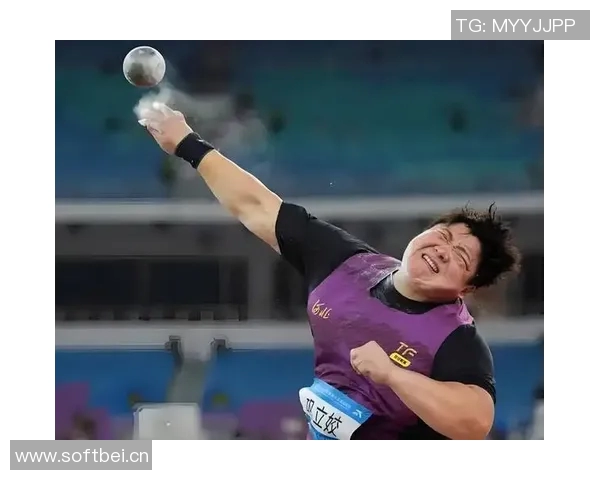 举重运动员的力量与毅力：从训练到赛场的奋斗历程与精神追求